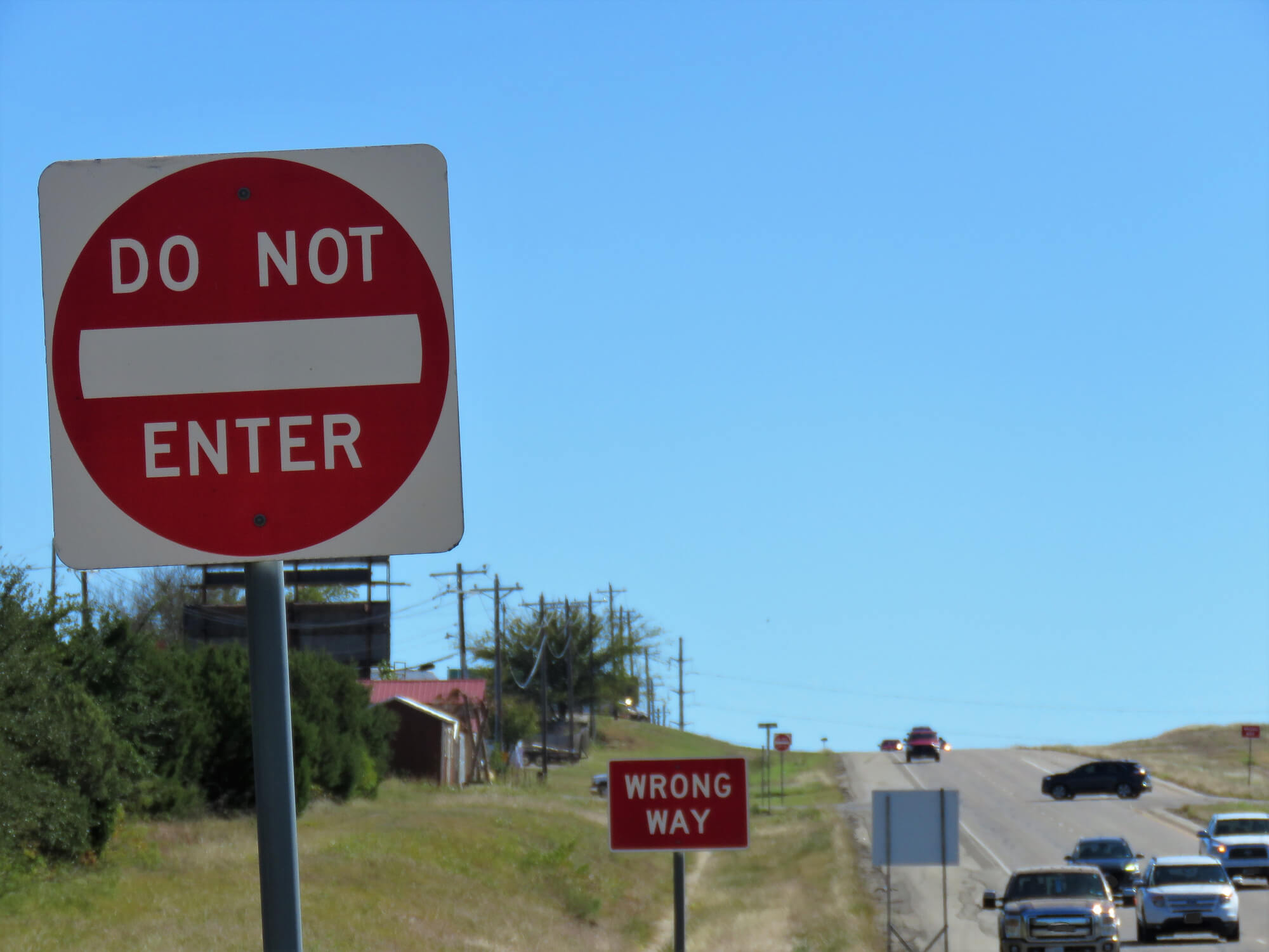 Wrong-way and Do Not Enter sign on highway.